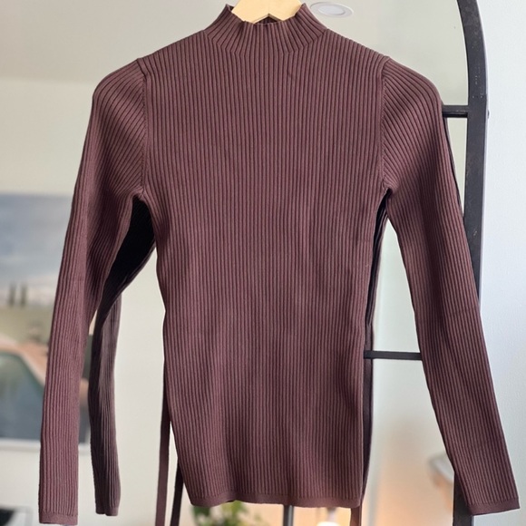 Babaton
Sculpt Knit Tie-Back Longsleeve - Picture 2 of 7